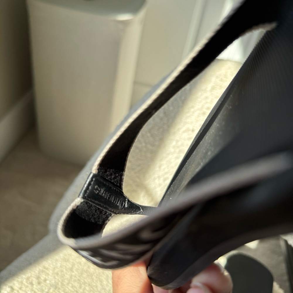 Givenchy Favelas Beach Thong Logo Sandals - Picture 5 of 5